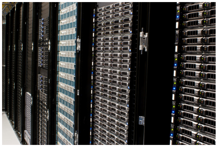 Fileiras de servidores em data center usados para cargas de computação e IA