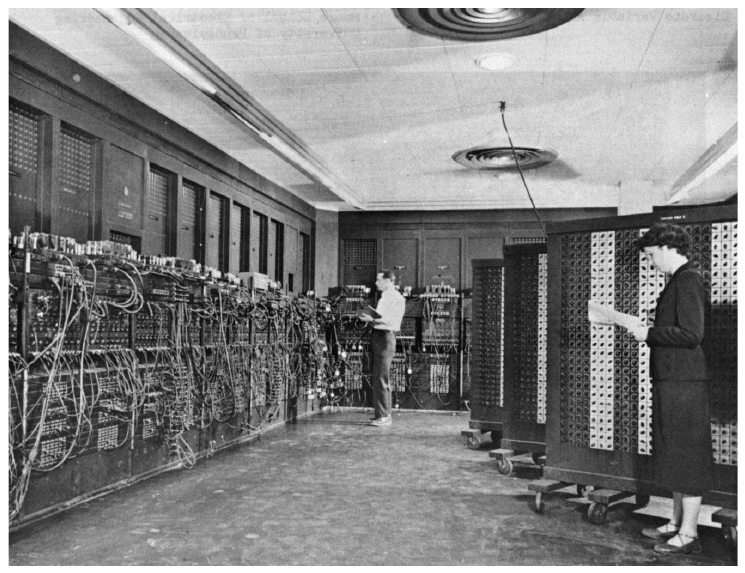 O ENIAC sendo operado por dois programadores, com painéis e cabos