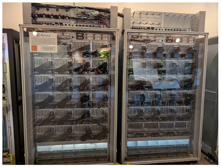 Rack de backend do AlphaGo, fotografado após desativação