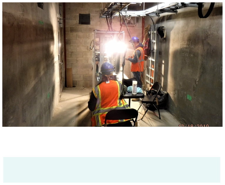 Instalação real de fibra óptica em infraestrutura crítica