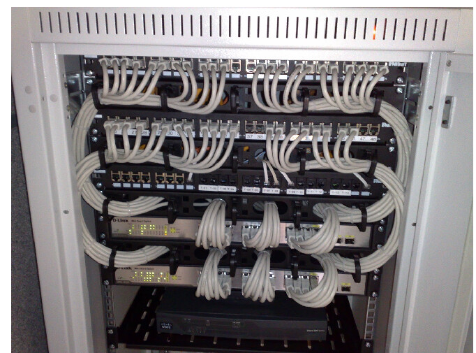 Manageable switches and patch panels organized in a 19-inch rack, with structured cabling