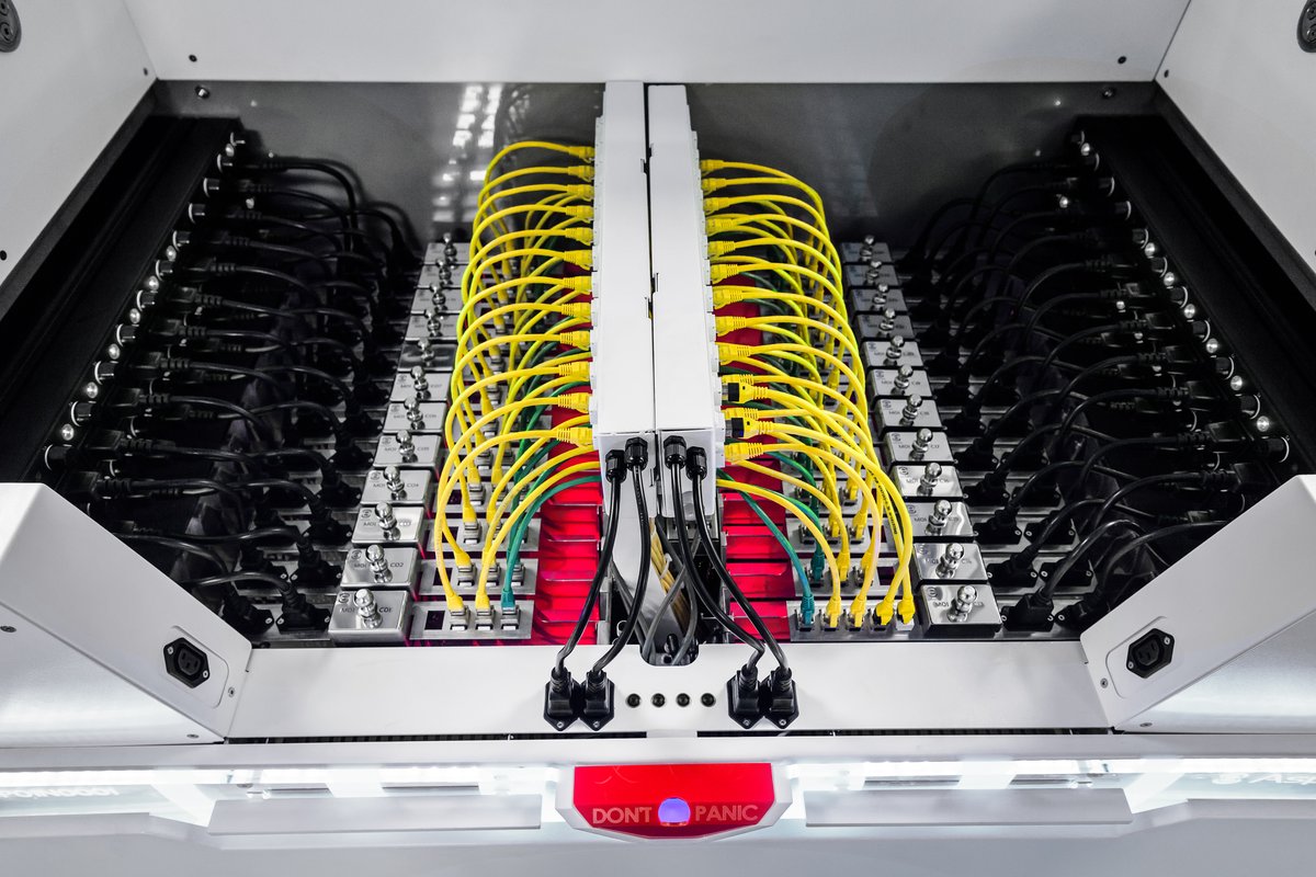 Tanque de refrigeração por imersão com servidores e cabeamento colorido