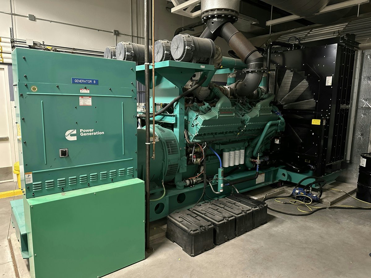 Gerador diesel industrial instalado em sala tecnica de data center