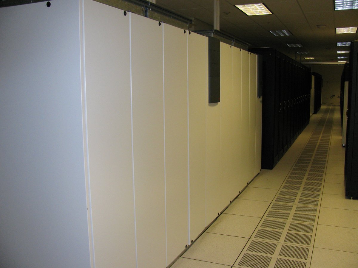 Unidade CRAC de climatização instalada ao lado de fileiras de racks