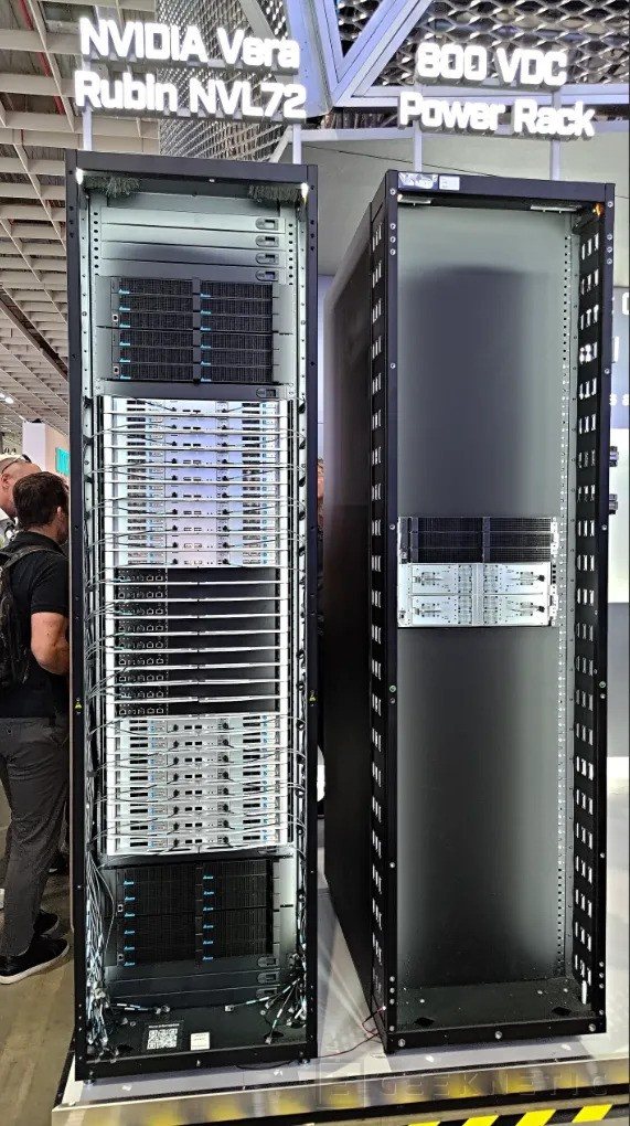 Rack NVIDIA Vera Rubin NVL72 ao lado de um rack de potência 800 VDC em exposição