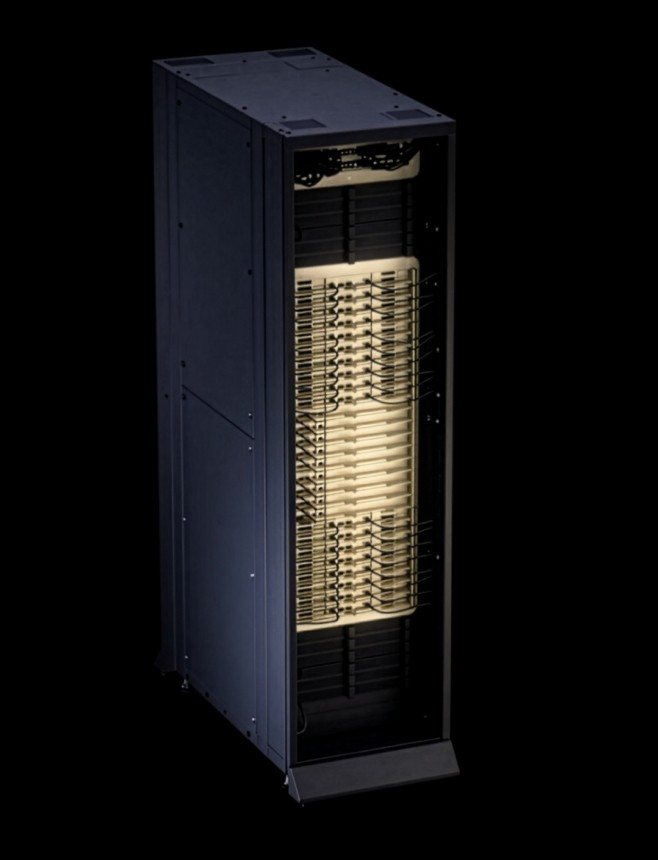 Vista de produto do rack Vera Rubin NVL72 destacando a densidade dos módulos empilhados