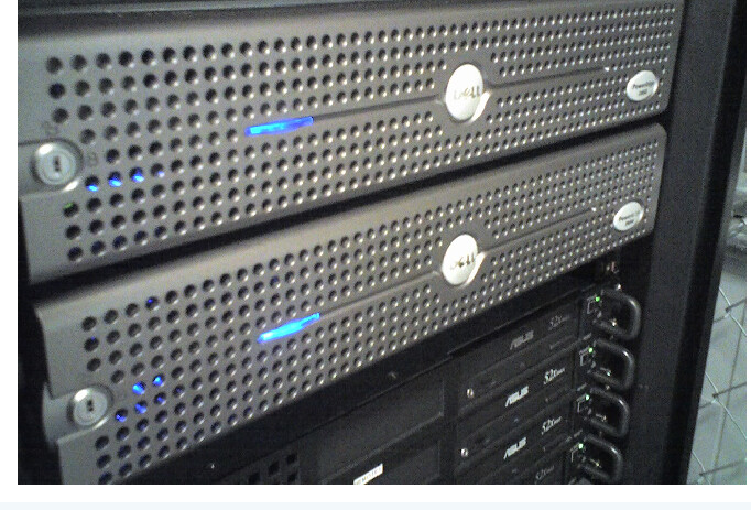 Servidores rack Dell PowerEdge reales, utilizados como hosts de virtualización