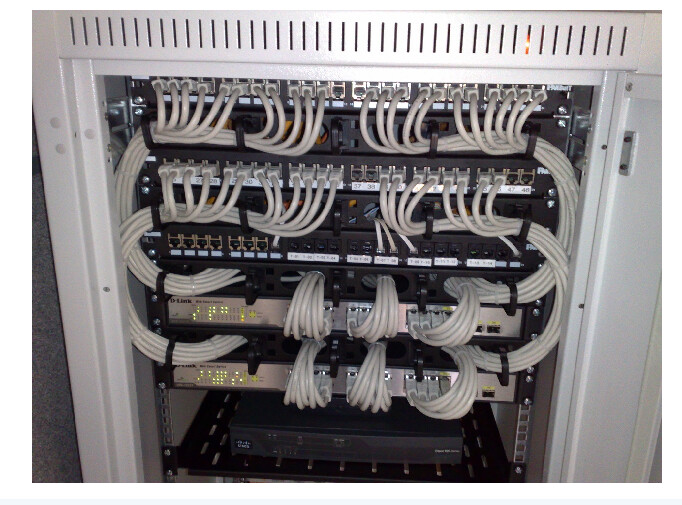 Switches gerenciáveis e patch panels em rack de 19 polegadas, com cabeamento estruturado sustentando redes virtuais